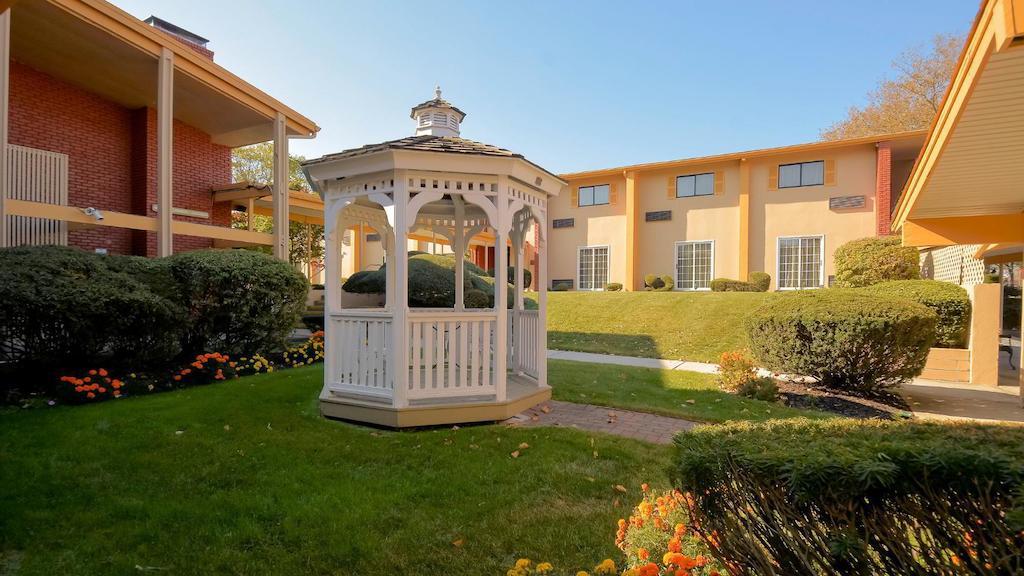 Rodeway Inn Huntington Station - Melville Exterior foto